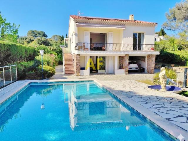 SAINT RAPHAEL VILLA 137m2 COMPOSEE DE DEUX APPARTEMENTS AVEC PISCINE