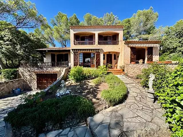 Saint Raphaël 83700 Achat / Vente maison 6 pièces t6 au dernier étage cave