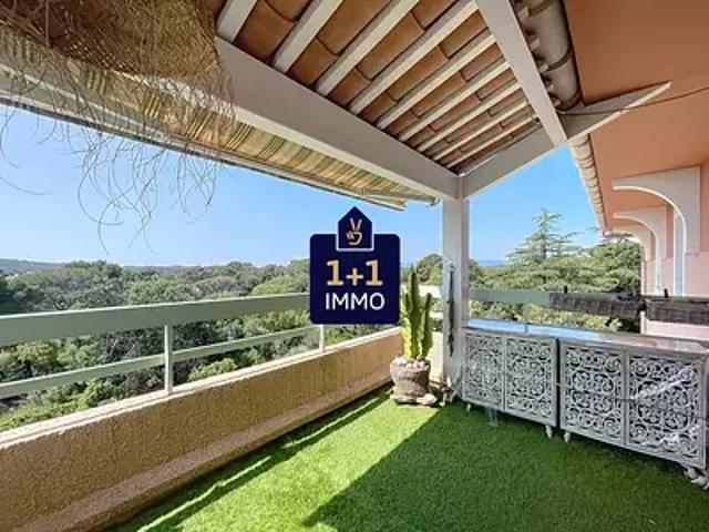 Saint Raphaël 83700 Achat / Vente appartement 2 pièces t2 au dernier étage piscine