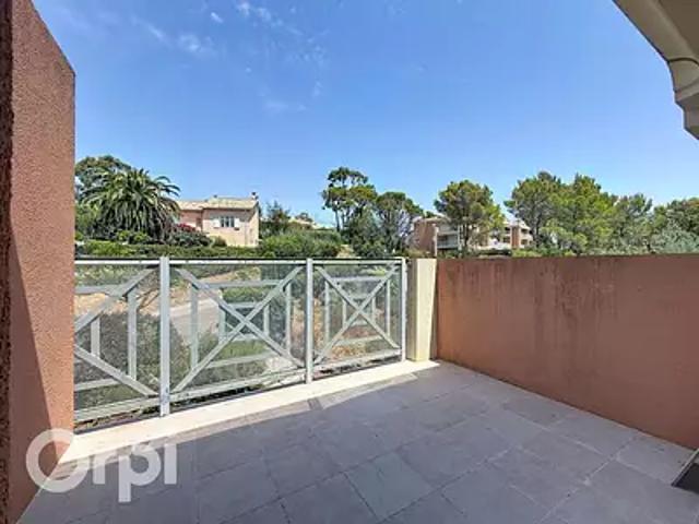 Saint Raphaël 83700 Achat / Vente appartement 2 pièces t2 au dernier étage piscine