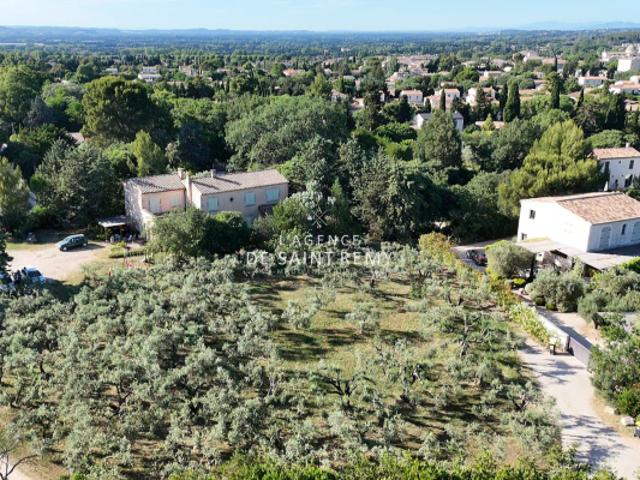 Saint Rémy de Provence ? Élégante propriété à rénover avec vue