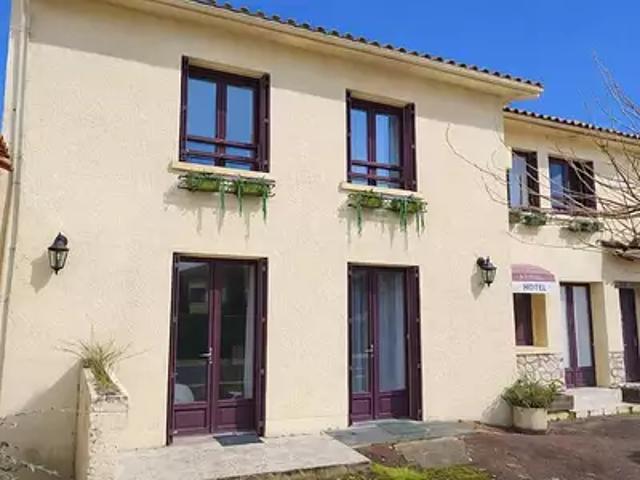 Saint Romain 16210 Achat / Vente maison 15 pièces t15 piscine jardin