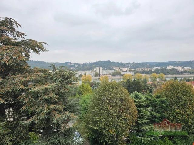 SAINT ROMAIN EN GAL, Appartement T3 de 70 m² avec balcon et cave. Garage possible