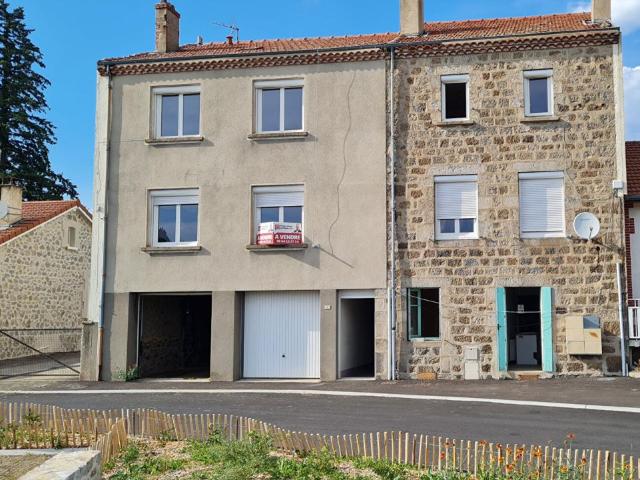 Saint Romain Lachalm 43620 Immeuble en pierre exposé Sud sur trois niveaux 5 logements, deux garages, cave