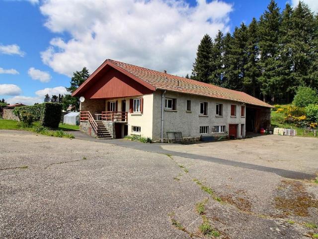 Saint Romain Lachalm 700m² de bâtiments dont une maison d'habitation sur 1 hectare de terrain constructible