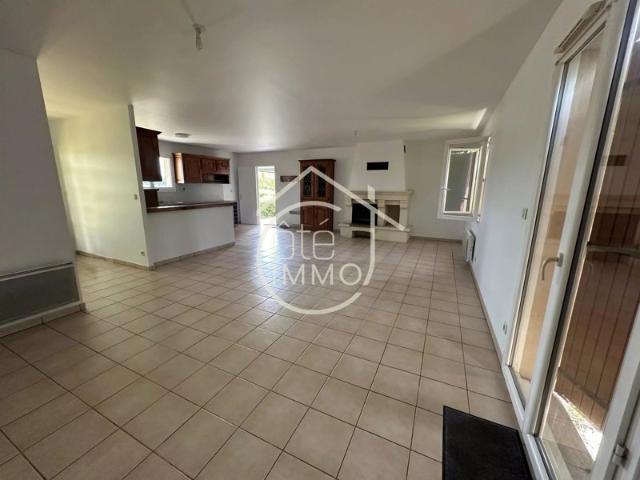 SAINT SEURIN DE PRATS: Maison 4 chambres