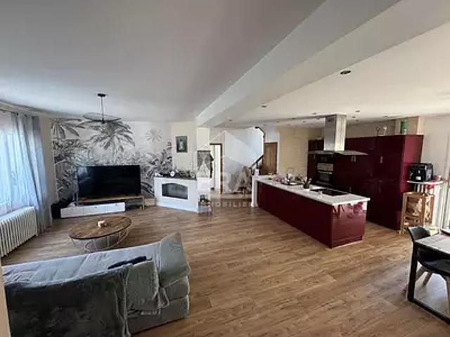 Saint Médard de Guizières 33230 Achat / Vente maison 8 pièces t8 cave parking