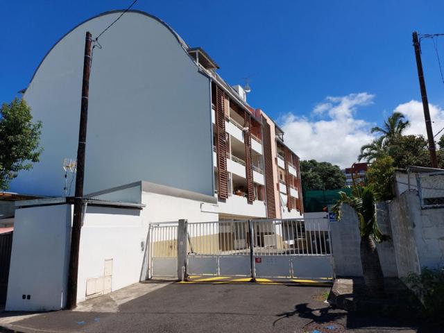 Sainte clotilde vaste f2 de 63 m2 traversant