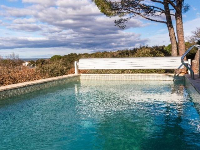 SAINTE ANASTASIE VILLA D'ARCHITECTE T6 171 m² PISCINE TERRAIN DIVISIBLE 2 616 m² GARAGE ATELIER FORT POTENTIEL 675 000 €