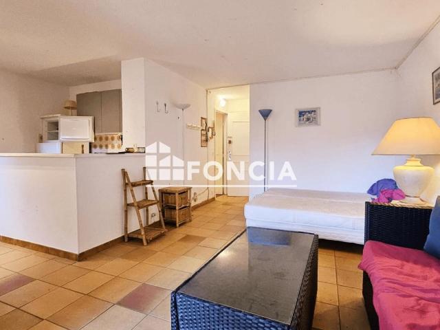 SAINTE MAXIME CENTRE VILLE 5MN APPARTEMENT RDC TERRASSE PARKIN
