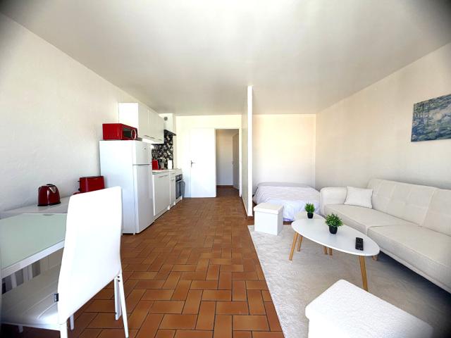 SAINTE MAXIME SOBRIETE D'UN PIED A TERRE AU COEUR DE LA VILLE
