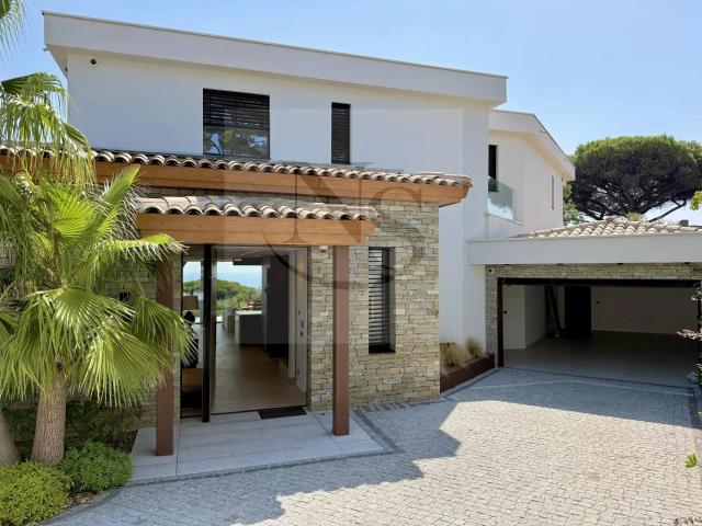 SAINTE MAXIME / VILLA D’ARCHITECTE D’EXCEPTION VUE MER