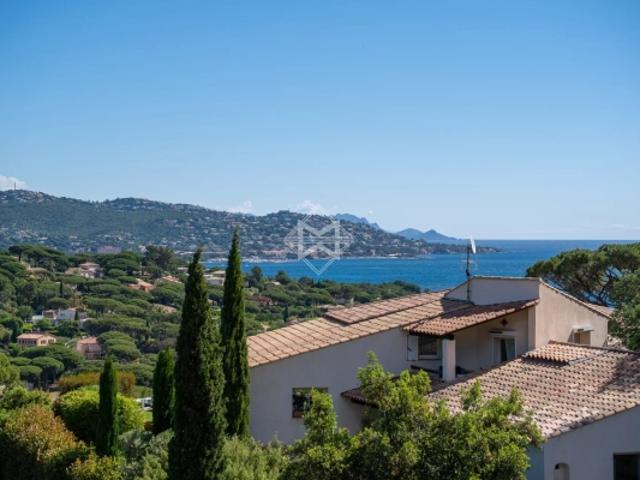 Sainte Maxime – Villa familiale rénovée avec vue dégagée et prestations raffinées