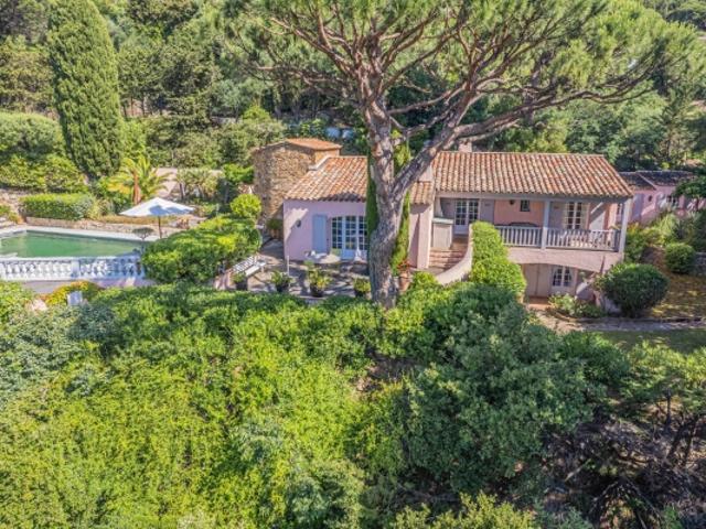 SAINTE MAXIME: VILLA PROVENCALE AVEC VUE MER