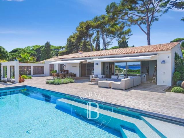 SAINTE MAXIME VILLA 4 CHAMBRES VUE MER