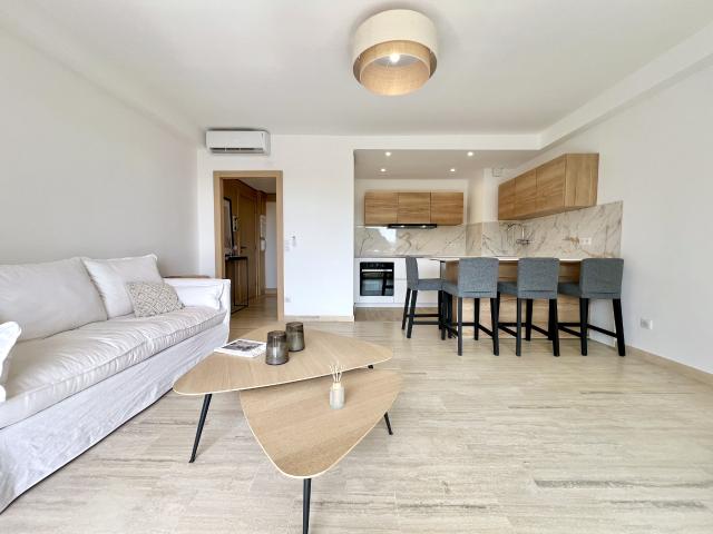 Sainte Maxime 83 Appartement deux pièces avec vue mer à rénover