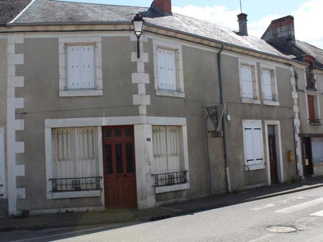 SAINTE SOLANGE IMMEUBLE A RENOVER DE 140M²