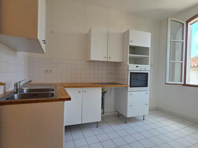 SAINTES APPARTEMENT TYPE 4 EN DUPLEX
