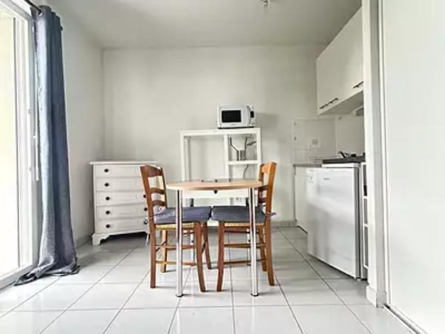 Saintes 17100 Location appartement 1 pièce t1 au dernier étage