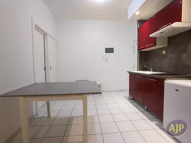 Saintes 17100 Location appartement 2 pièces t2 cave