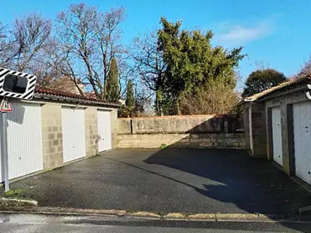 Saintes 17100 Location parking au dernier étage