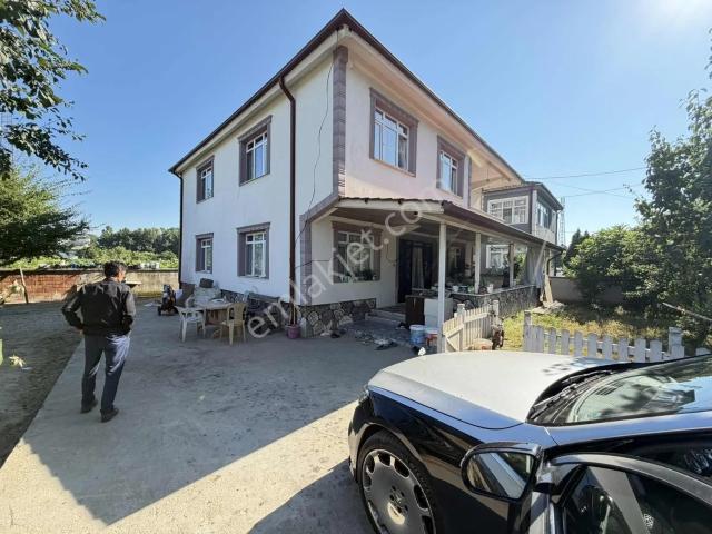 Sakarya Akyazı Vakıf'ta Satılık İki Katlı Bina Takasa Açık