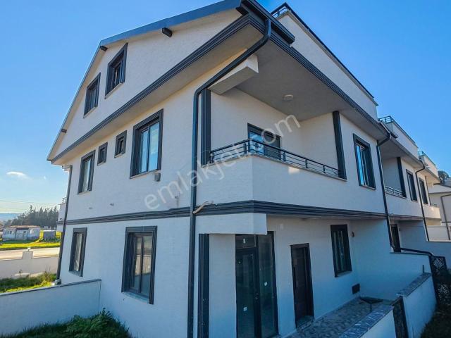 Sakarya Kocaali'de Bahçeli, Teraslı 3+1 Villa