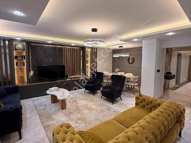 Saltak Caddesi'nde Ultra Lüks Yenilenmiş 170 M² Net Geniş 3+1!