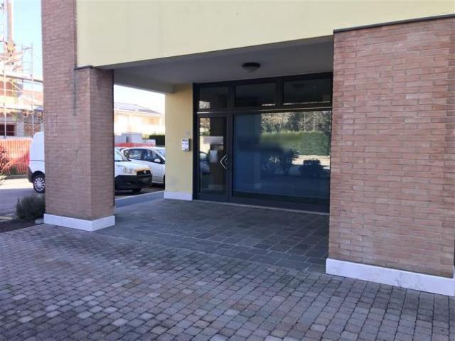 SALZANO, posizione centrale ottimo negozio possibile uso ufficio