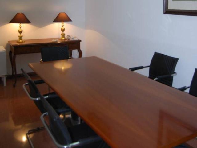 Sala de reuniones completamente equipado en el centro de Barcelona