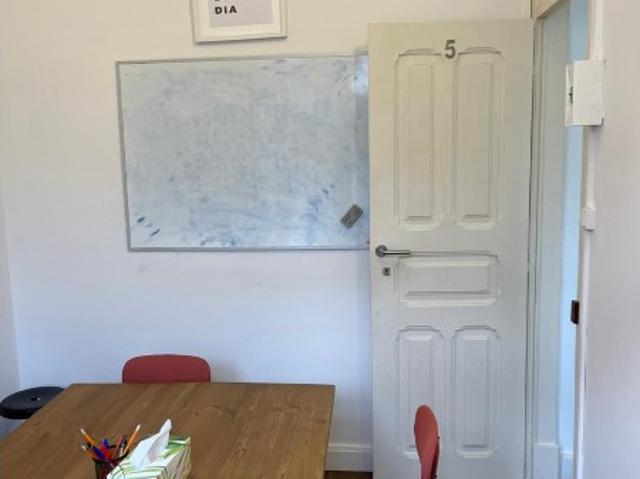 Sala para Escritório / Manicure / Psicóloga Excelente Localização Cascais