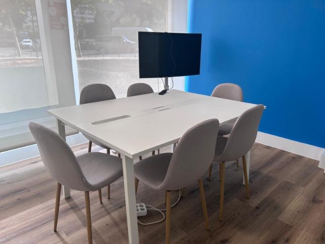 Sala para reuniões, formações, workshops, coaching, cursos, explicações, entrevistas, castings, sessões de networking ou apresentações