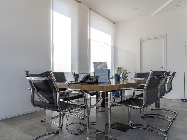 Sala riunioni ammobiliata con WiFi e accesso 24 ore