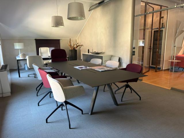 Sala riunioni di design per 10 persone vicino alla Stazione Centrale con parcheggio privato