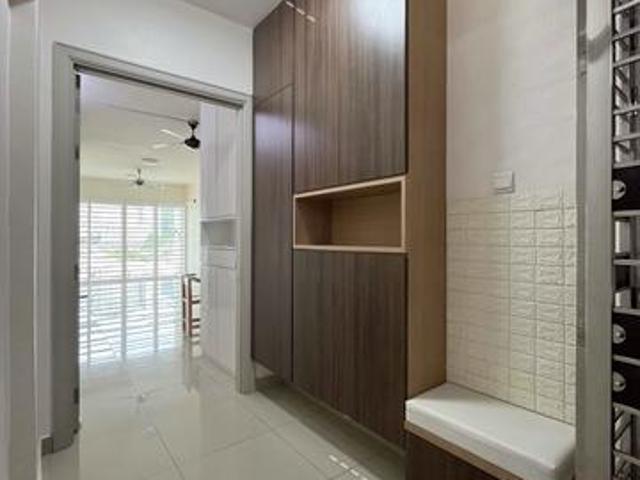SALE WELLMAINTAINED BRIGHT HOME with Partial Reno Modern Kitchen