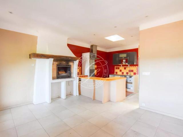 Salernes Appartement avec balcon et vue dégagée 64m² Salernes