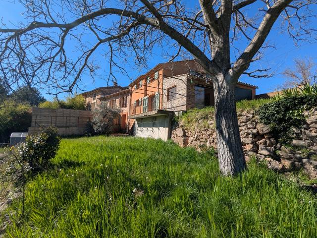 Salernes, maison de hameau mitoyenne 140 m² avec jardin et g. 140m² Salernes