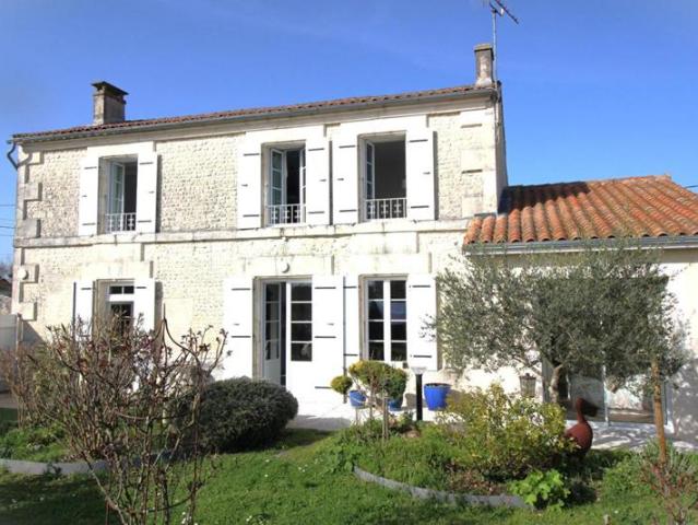 Salles D Angles Belle charentaise 7 pces 4CH 174 m2