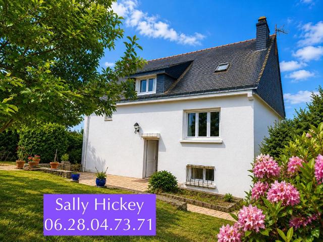 Sally HICKEY vous propose en Exclusivité à PEAULE 56130, au coeur d'un bourg breton pittoresque et proche de tous commerces à pied, cette maison T4 3 chambres possible 4 et son grand jardin clos. Au prix de 205 000 euros, HAI