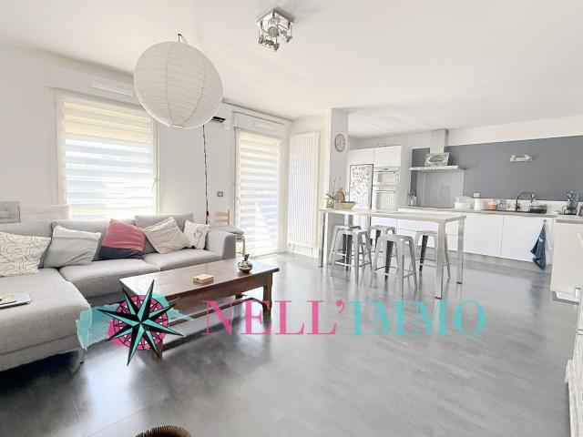 SALON CENTRE: APPARTEMENT RENOVE T3 GARAGE TERRASSE