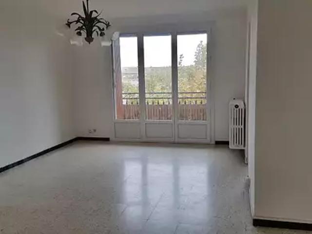 Salon de Provence 13300 Location appartement 3 pièces t3 au dernier étage