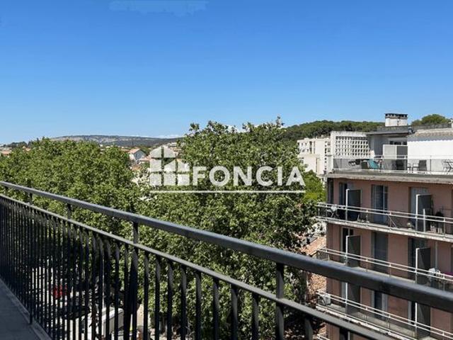 SALON DE PROVENCE: Appartement traversant de type 3 de 89 m2, en dernier étage avec ascenseur et avec garage