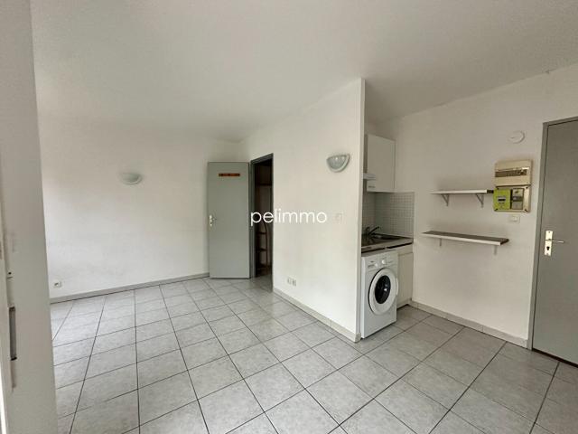SALON DE PROVENCE STUDIO + BALCON 19.10 m2