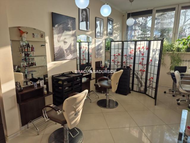 Salon fryzjerski z pełnym wyposażeniem 64 m² w centrum Krakowa