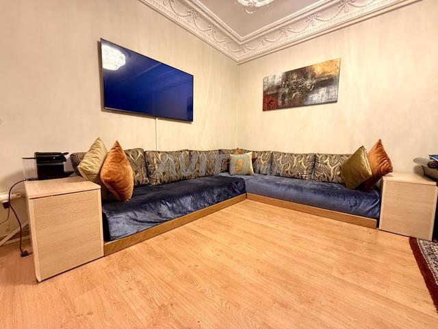 Salon moderne en L avec placards urgent