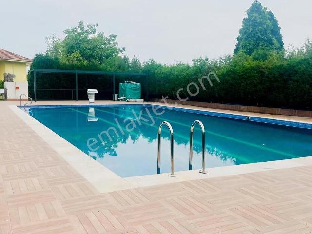Sapanca Sahilde Havuzlu Sitede Kiralık 4+1 Villa