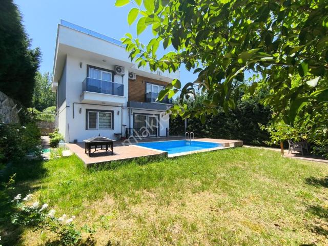 Sapanca Ünlücede Göl Manzaralı Havuzlu Ful Eşyalı 4+1 Villa