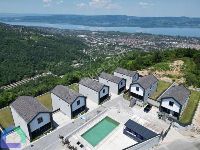 Sapanca'da Göl Manzaralı Lüks 4+2 Villa