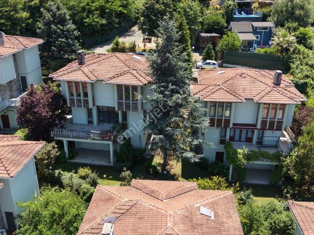Sapanca'da Sosyal Tesisli Sitede Satılık Natamam Müstakil Villa.