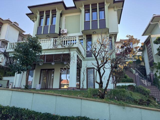 Sapanca'da Site İçinde Göl Manzaralı Satılık Müstakil Villa.